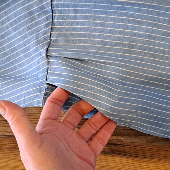 Gently worn 1250°C adorable short rompers in crisp blue/white pinstripe. Sz s - Picture 3 of 8